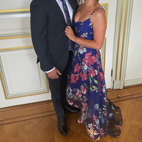 Perfect condition; worn once. Professionally dry cleaned. Extremely flattering! - Picture 2 of 3